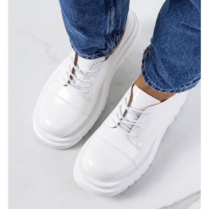 Białe półbuty na traktorowej podeszwie Henty 1