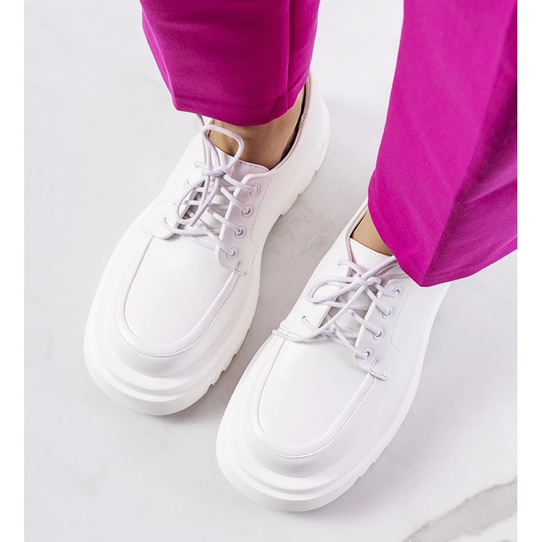 Białe oksfordki Nunes 1