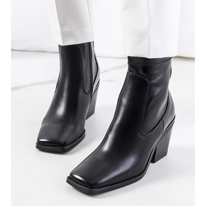 Czarne botki na obcasie Panucci 1