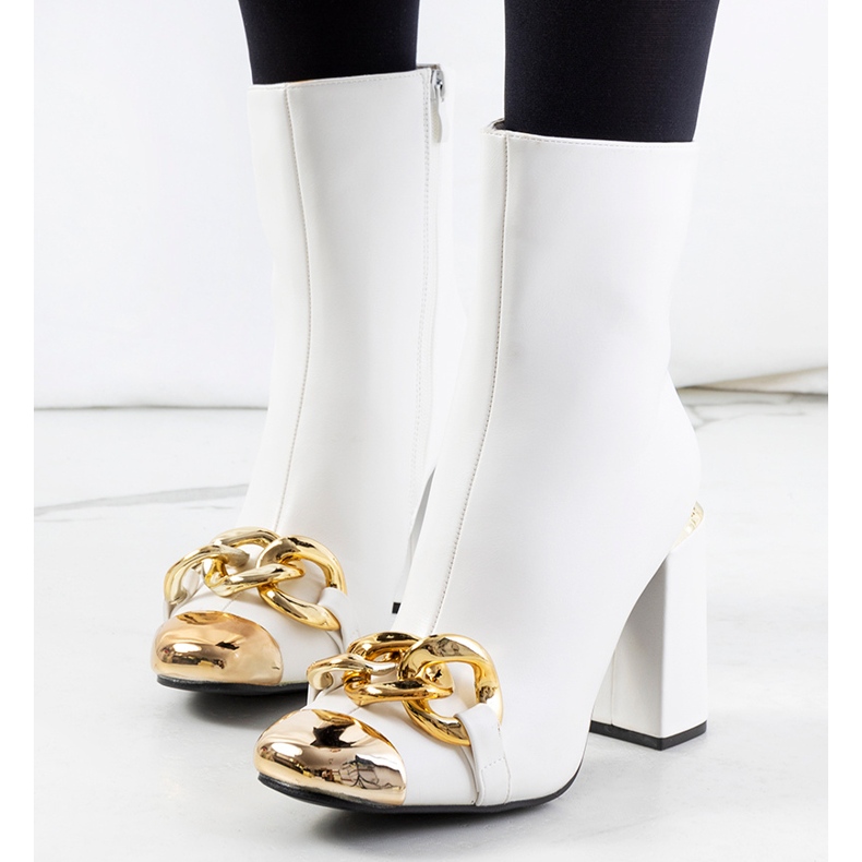 Białe botki na słupku Engi 1