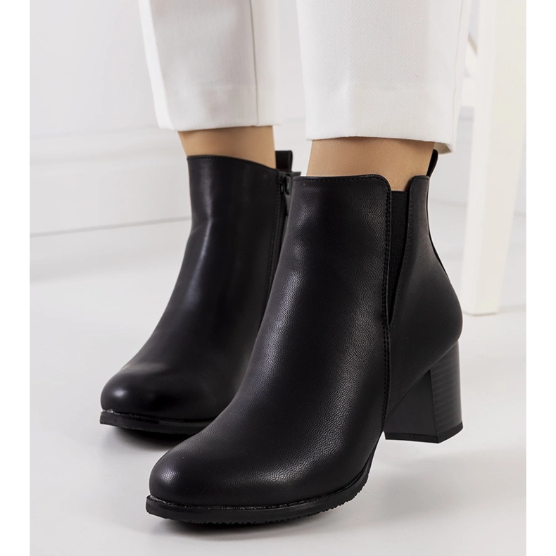 Czarne botki na słupku Begger's 1