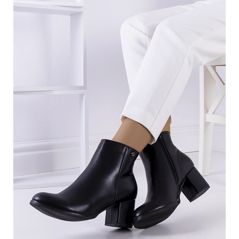 Czarne botki na słupku eko-skóra Durnatel 1