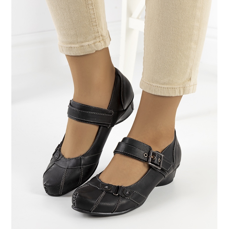 Czarne czółenka zapinane na pasek Gomez 1