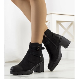 Czarne botki na traktorowej podeszwie Lamaris 1