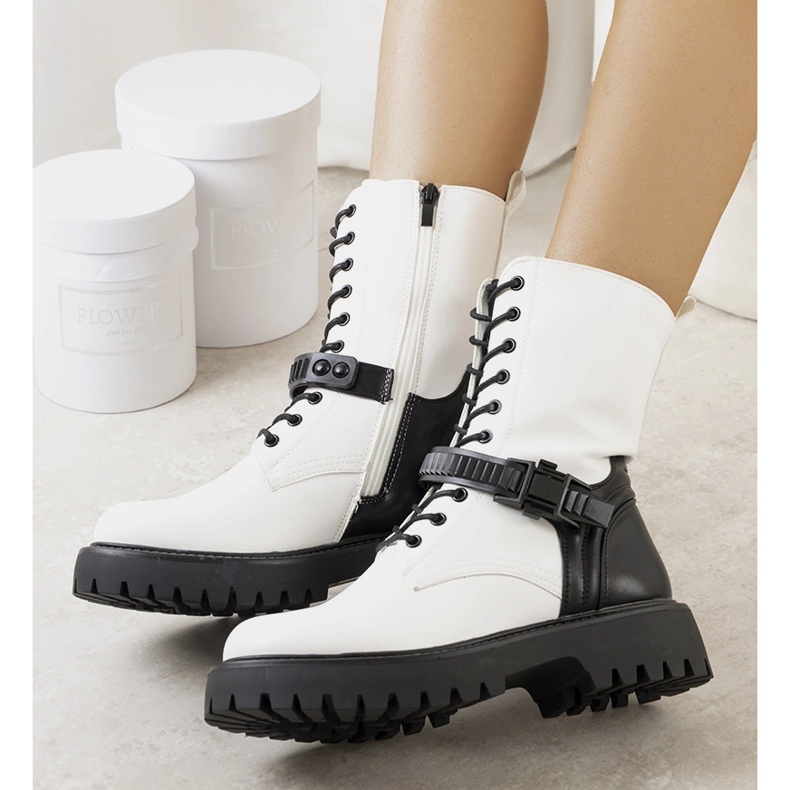 Białe workery Livenza czarne 1