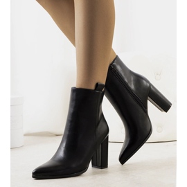 Czarne botki na słupku Eduar 1