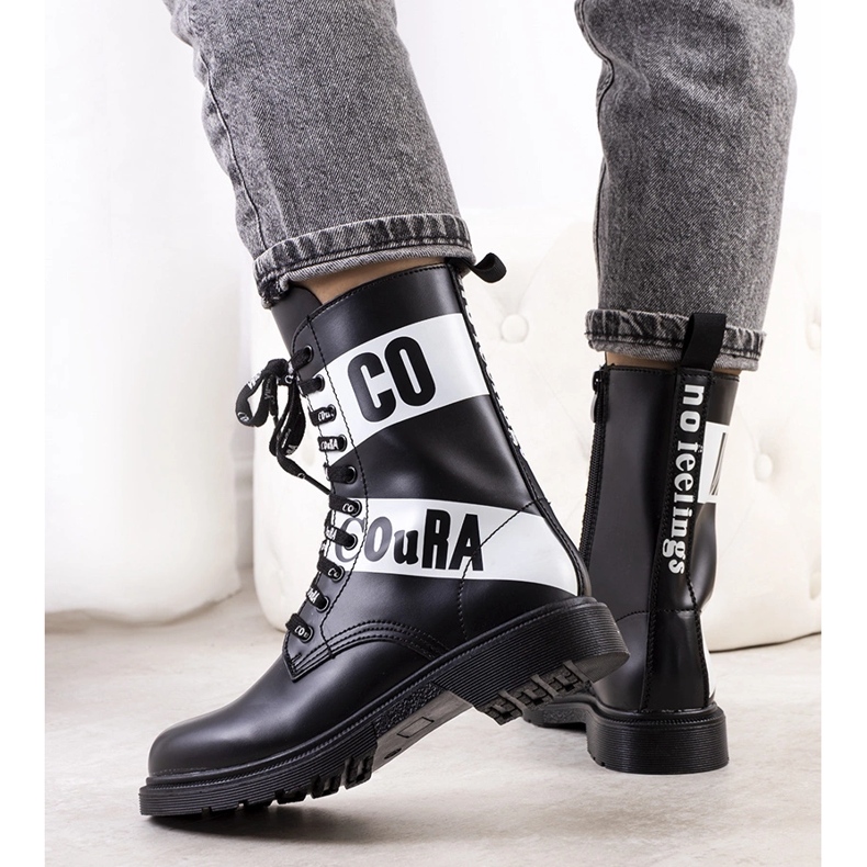 Czarne traperki ozdobione napisami Mota 1