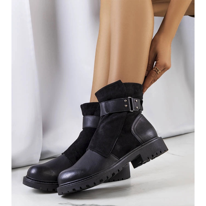 Czarne botki z paskiem Kevin 1