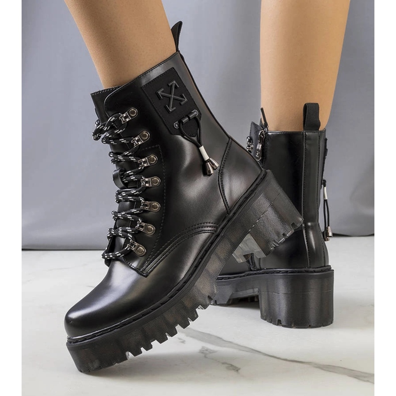 Czarne botki z ozdobnym wiązaniem Laverda 1