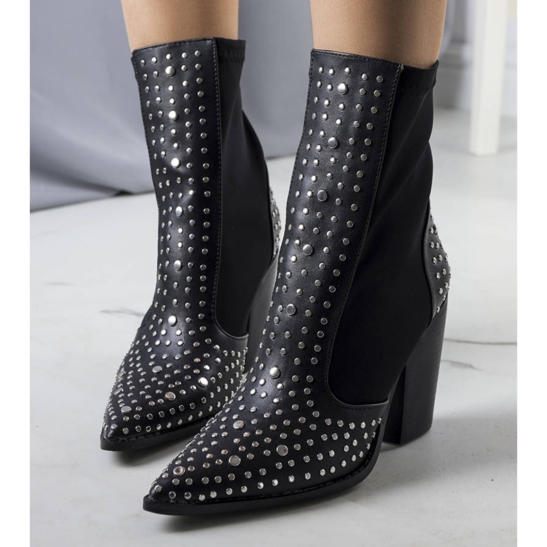 PA1 Czarne botki zdobione ćwiekami Orazi 1