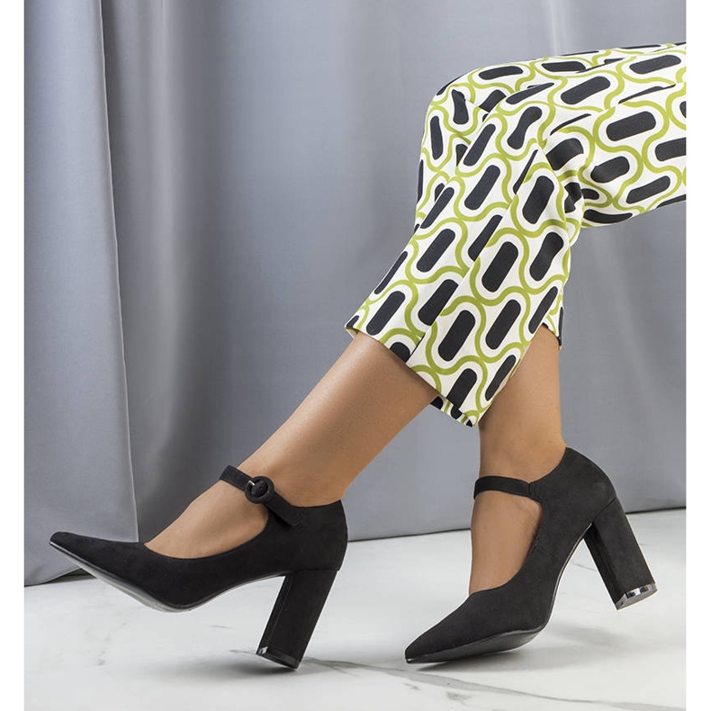 Czarne czółenka na słupku Keller 1