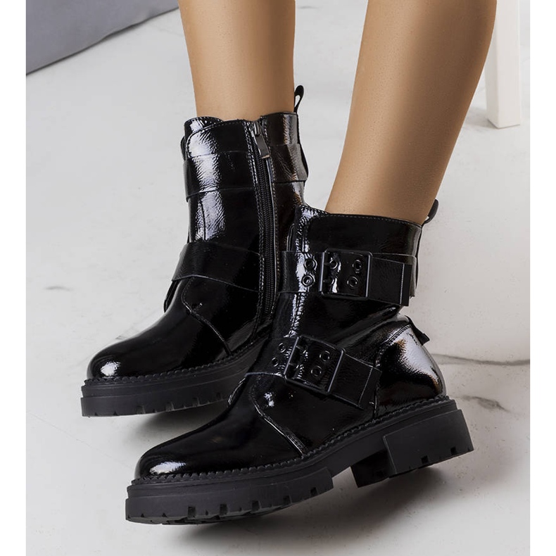 Czarne lakierowane ocieplane botki Faleri 1