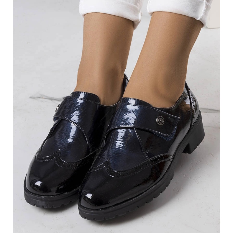 Granatowe lakierowane półbuty Bateli czarne 1