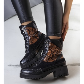 Czarne ocieplane botki zdobione wstawkami Fox 1
