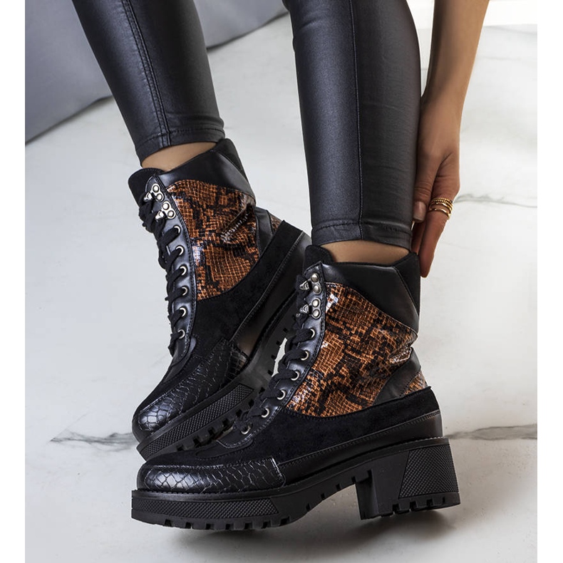 Czarne ocieplane botki zdobione wstawkami Fox 1