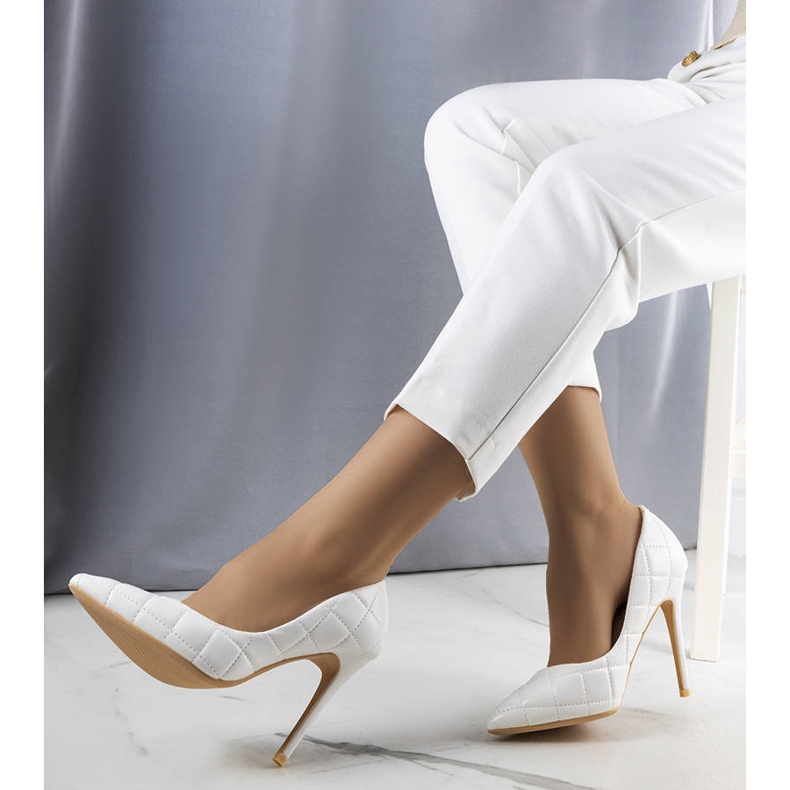 Białe pikowane szpilki 1