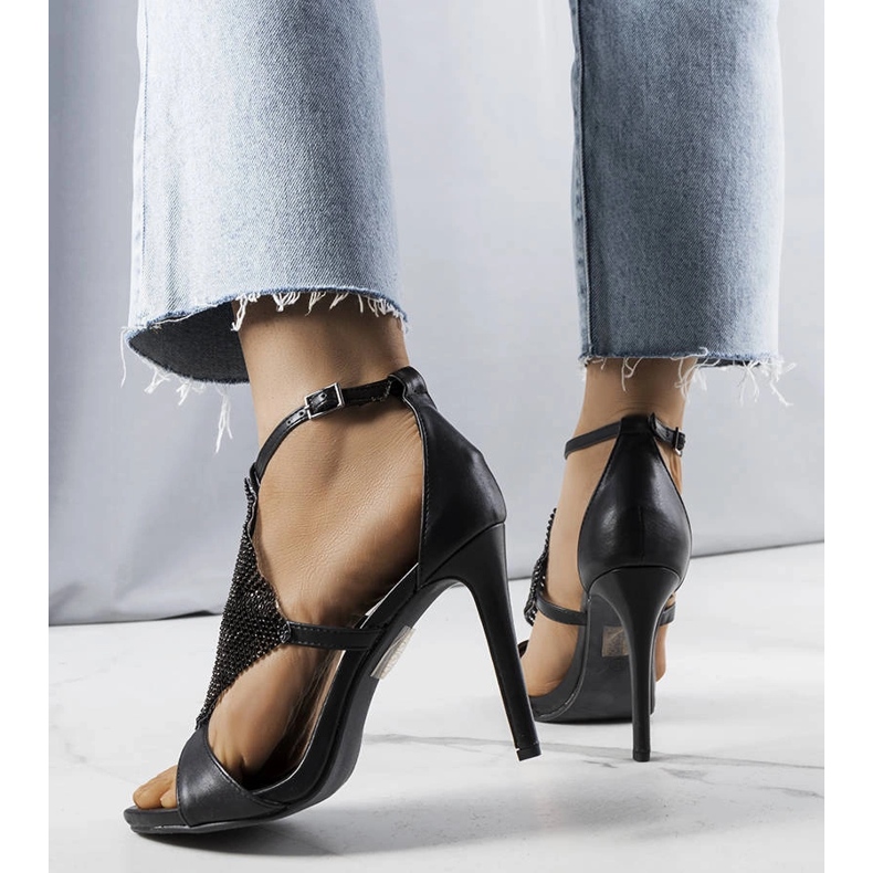 Czarne eleganckie sandałki na szpilce Caleb 1