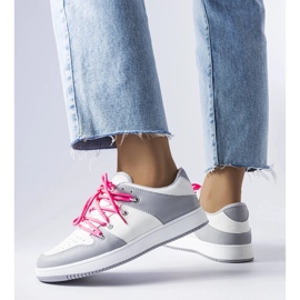 Białe retro sneakersy Shari 1