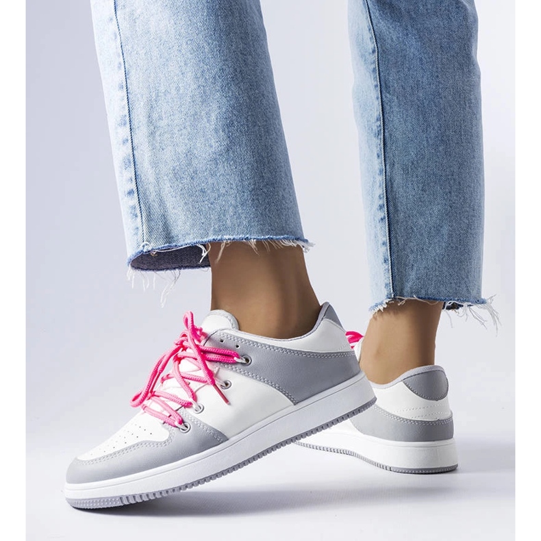 Białe retro sneakersy Shari 1