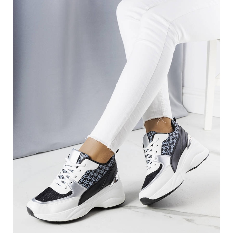 Czarne sneakersy zdobione monogramem Lora 1