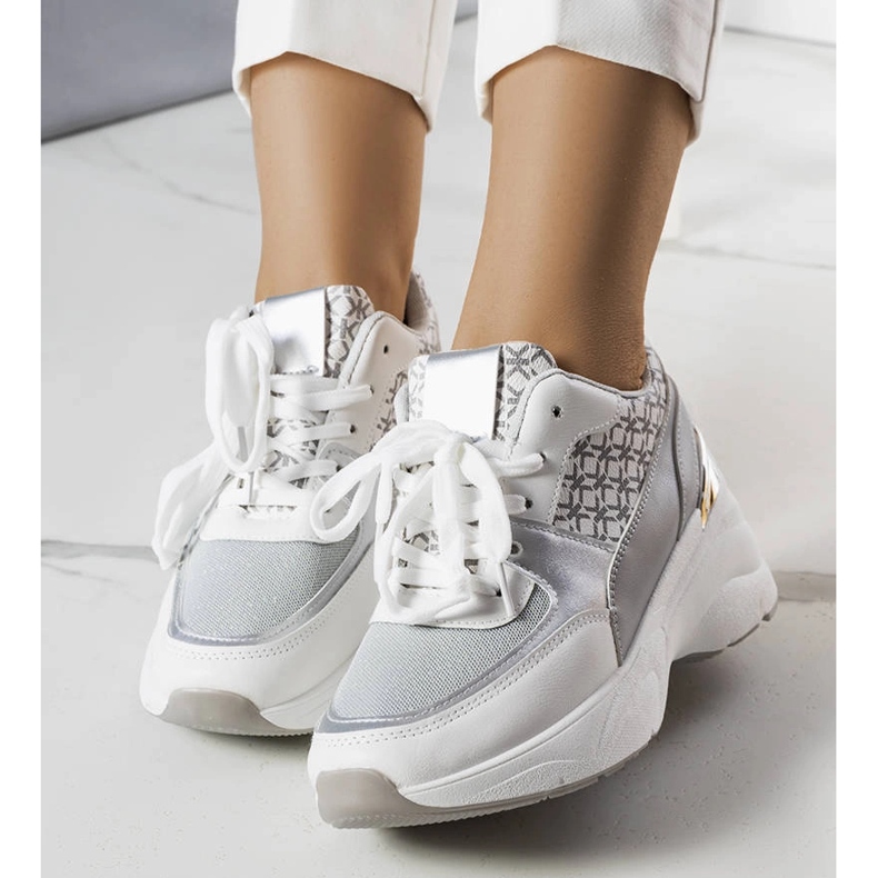 Szary sneakersy zdobione monogramem Lora szare 1