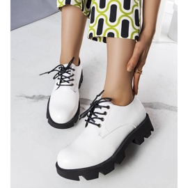 Białe półbuty na masywnej podeszwie Josephine 1