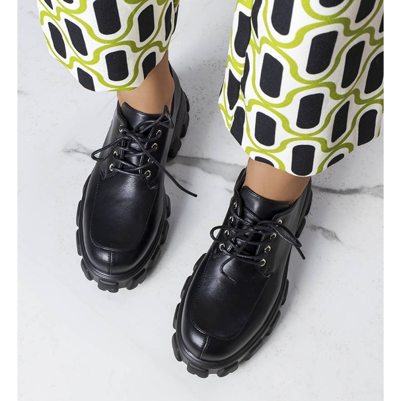 Czarne półbuty na masywnej podeszwie Lynn 1