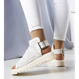 PA1 Białe sandały z ażurową cholewką Beulah 1