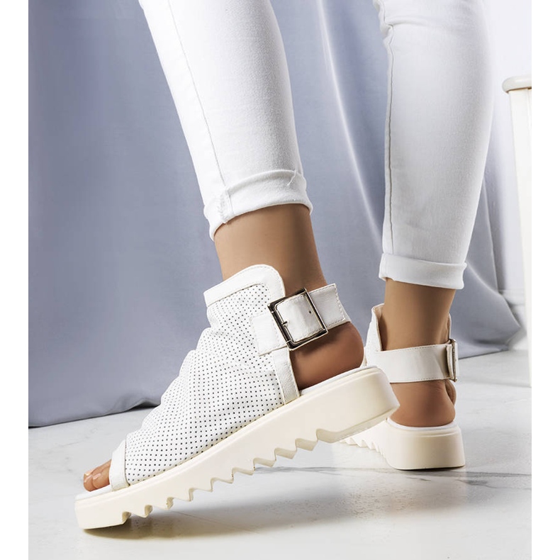 PA1 Białe sandały z ażurową cholewką Beulah 1