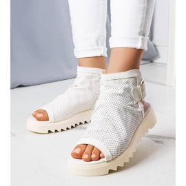 PA1 Białe sandały z ażurową cholewką Beulah 2