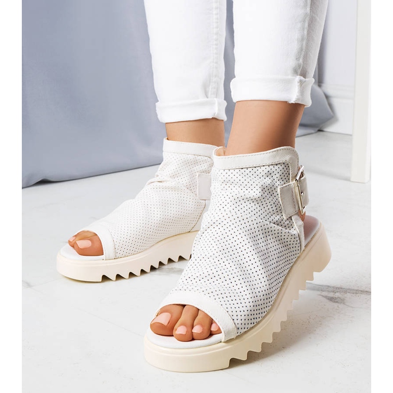 PA1 Białe sandały z ażurową cholewką Beulah 2