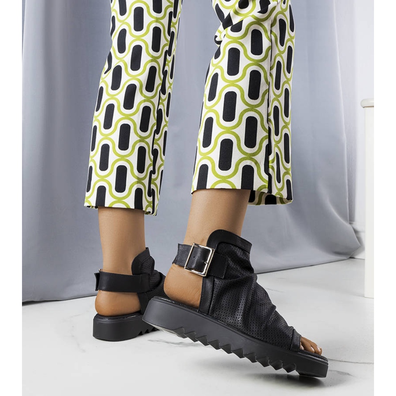 PA1 Czarne sandały z ażurową cholewką Beulah 2