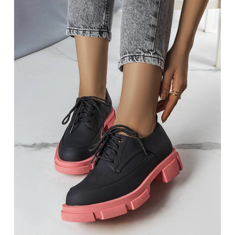 Czarne półbuty na masywnej podeszwie Kay 1