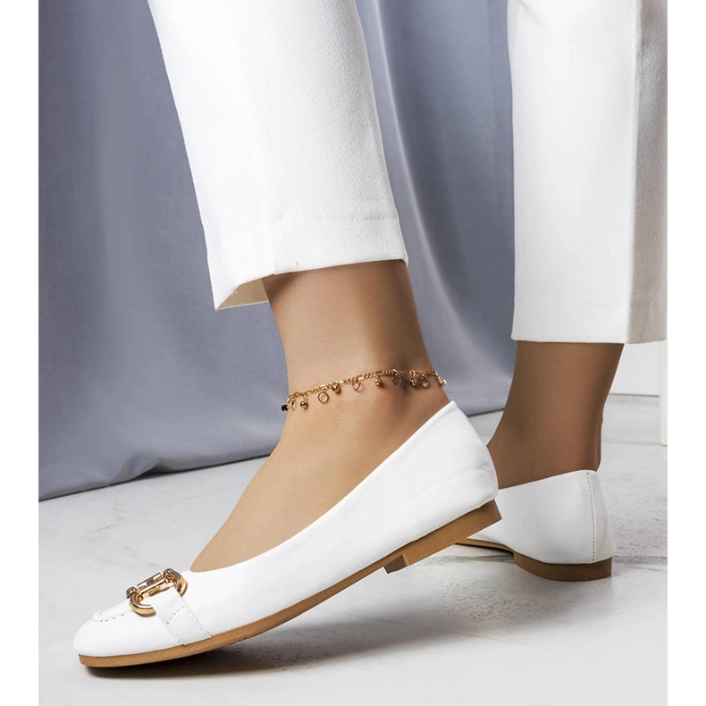Białe balerinki ze złotym zdobieniem Iris 1