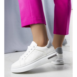 Białe sneakersy na podwyższonej podeszwie Tasha 1
