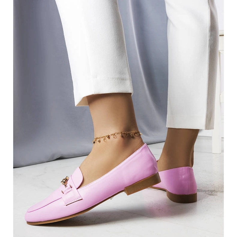 Różowe mokasyny ze złotą ozdobą Mercier 1