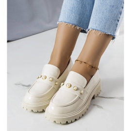 Beżowe lakierowane półbuty z perełkami Serlait beżowy 1