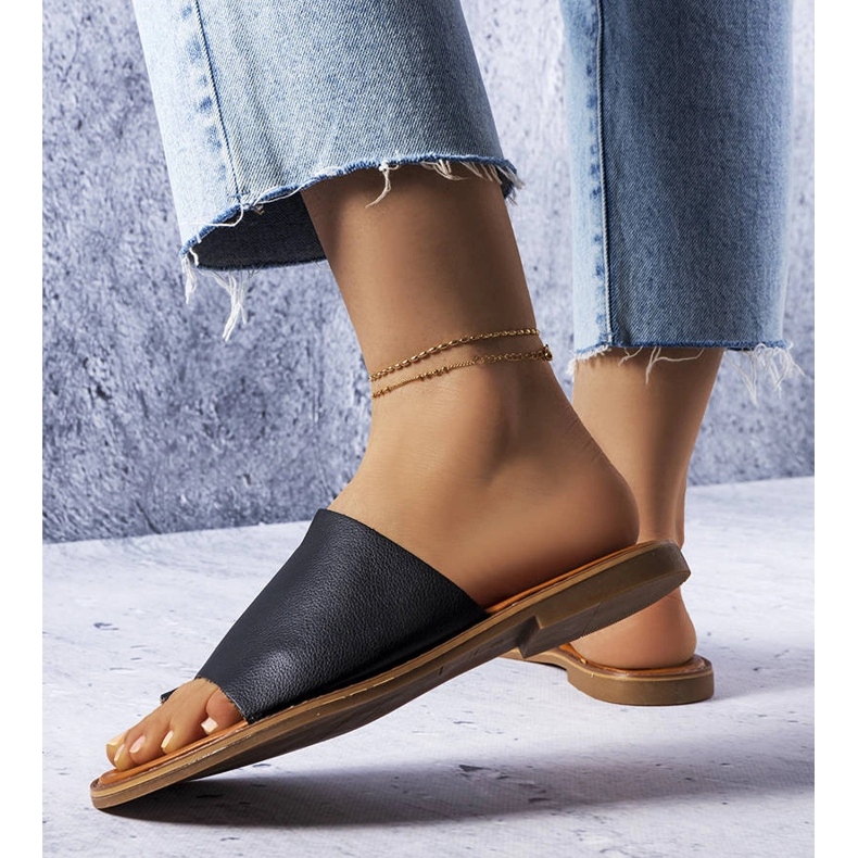 Czarne klapki z nieregularną cholewką Latourelle 1