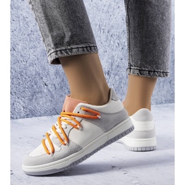Szare sneakersy pomarańczowe sznurówki Aucoin białe 1