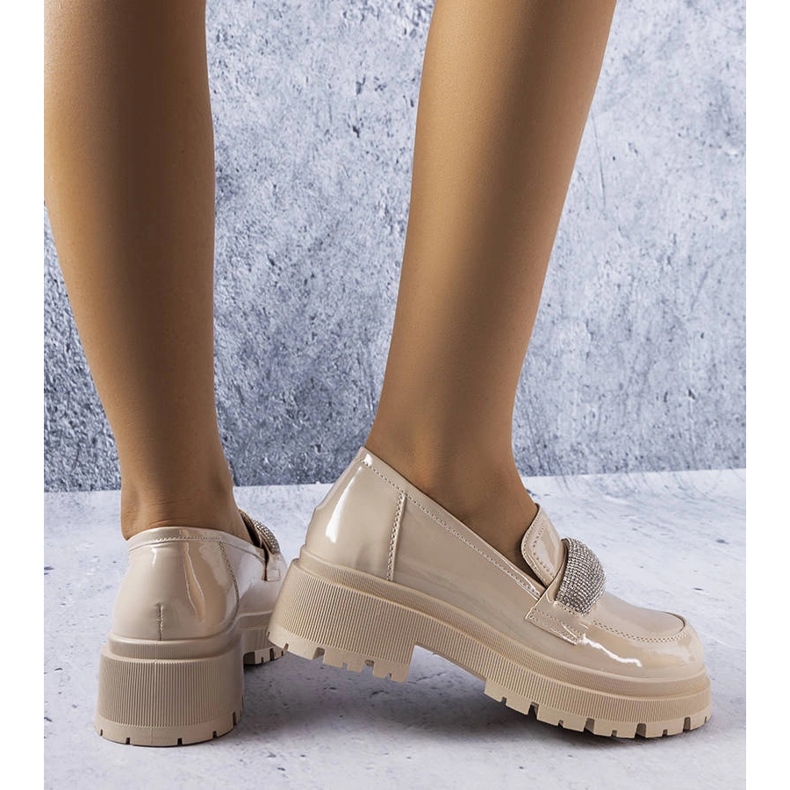 Beżowe lakierowane półbuty z cyrkoniami Mouss beżowy 1