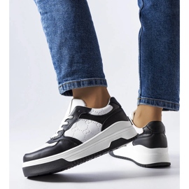 Czarne sneakersy zdobione tłoczeniem Paré 1