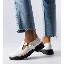 Białe lakierowane półbuty Vaden 1