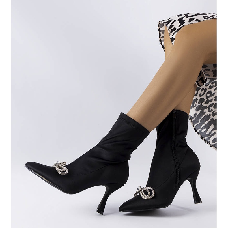 Czarne botki zdobione cyrkoniową kokardką Mars 1