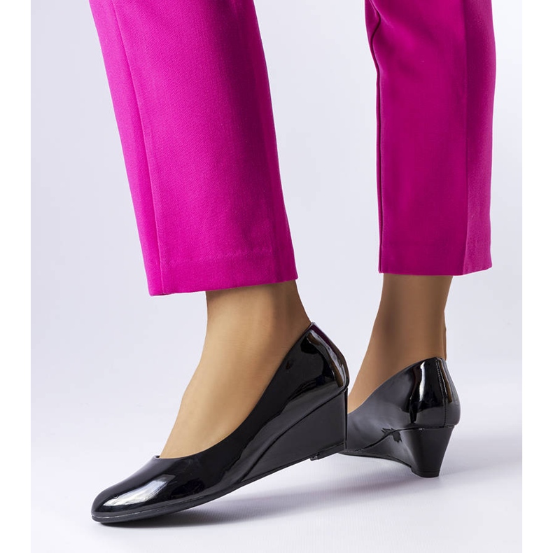 Lakierowane czółenka na koturnie Casgra czarne 1