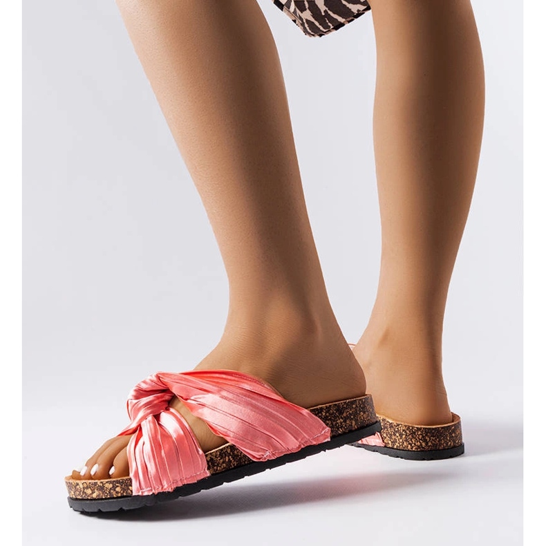 Różowe klapki zdobione materiałem Fresne 1