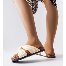 Beżowe klapki zdobione materiałem Fresne beżowy 1