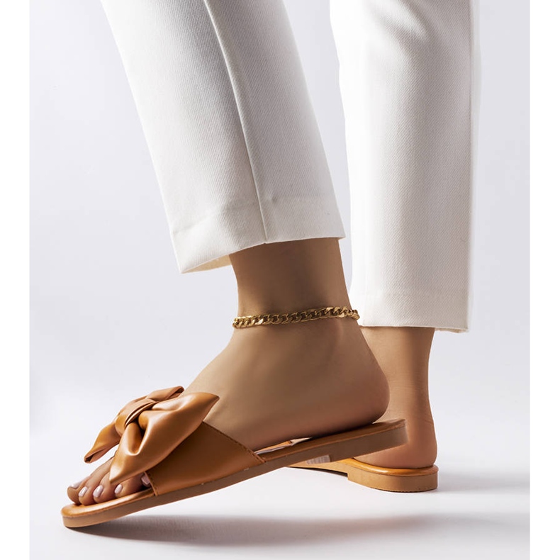 Brązowe eleganckie klapki z kokardą Garnier 1