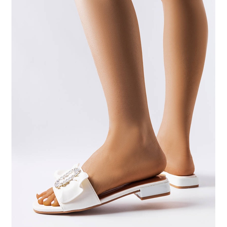 Białe eleganckie klapki z cyrkoniami Fifi 1