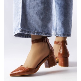 Brązowe czółenka na klocku Laliberté 2