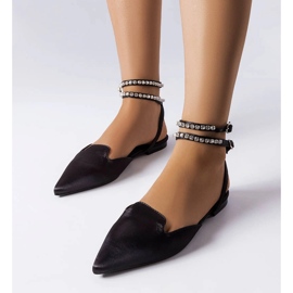 Czarne sandały o satynowym wykończeniu Hewes 1